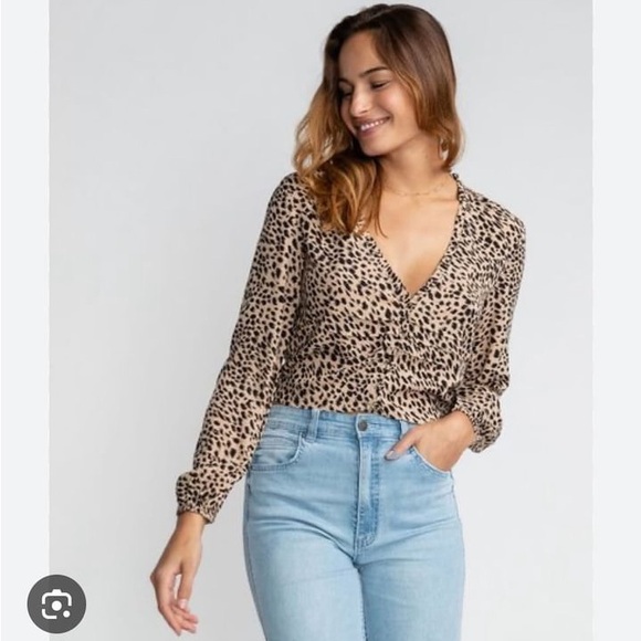 Billabong Tops - 🎃🎃 Billabong Animal Print Cropped Blouse, size Medium, NWT 🎃🎃